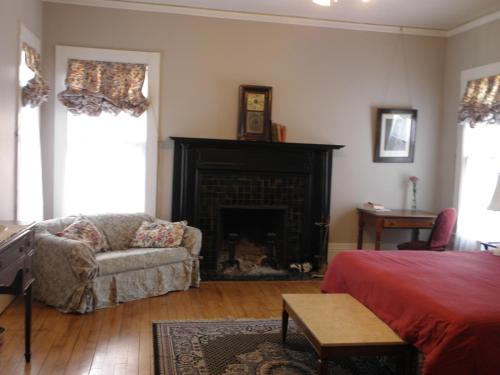 Deluxe King Room image 6