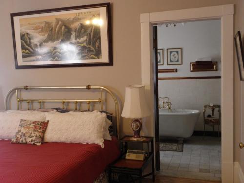 Deluxe King Room image 8