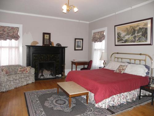 Deluxe King Room image 7