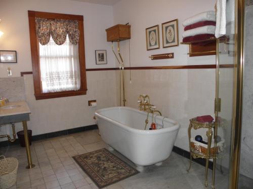 Deluxe King Room image 1