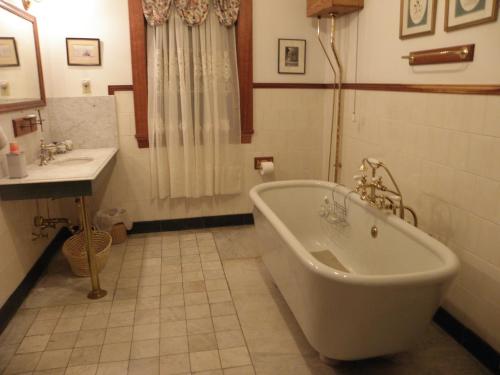 Deluxe King Room image 2