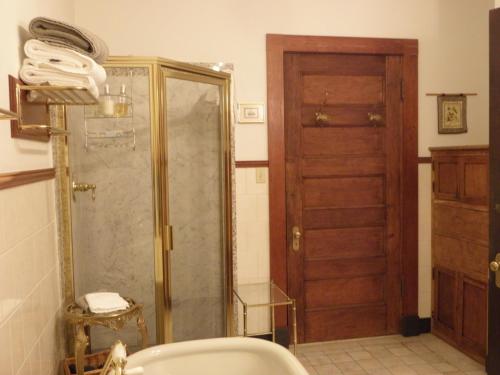 Deluxe King Room image 4