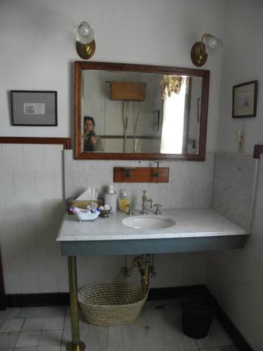 Deluxe King Room image 5