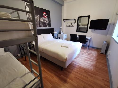 1 double bed, 2 bunk beds