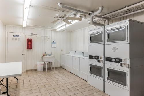 Charming 1 Bedroom 3 Minute Walk To The Beach Condo - image 10