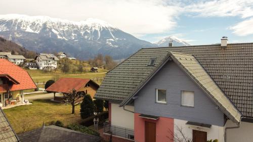 House Eden with Mountain Views