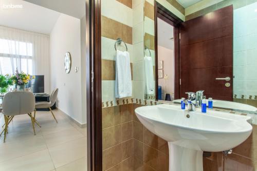 bnbmehomes | Elegant Apt In Al Barsha South-613 - image 13