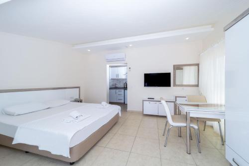 Lovely Studio Apartment with Shared Pool near Beach in Muratpasa, Antalya
