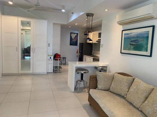 Creys Condo 2 at Pico de Loro Cove in นาซุกบู
