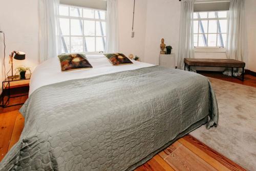1 queen bed, 2 twin beds