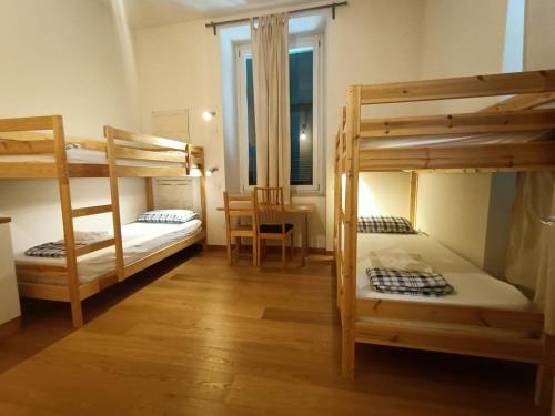 2 bunk beds