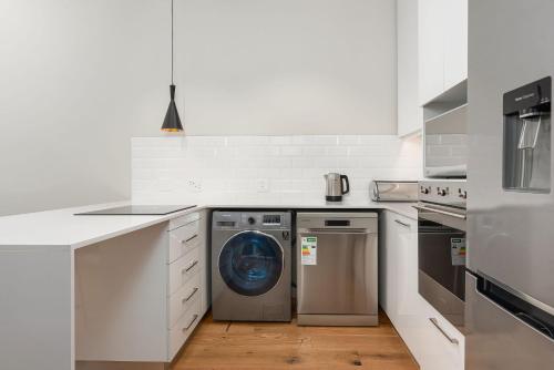 The Docklands Luxury One Bedroom Apartments - image 5