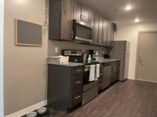 Apt 252 Cozy and Sleek Dwelling Min from Ft Leavenworth in Leavenworth, USA