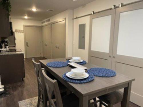 Apt 252 Cozy and Sleek Dwelling Min from Ft Leavenworth in Leavenworth, USA