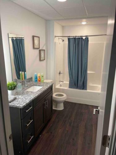 Apt 252 Cozy and Sleek Dwelling Min from Ft Leavenworth in Leavenworth, USA