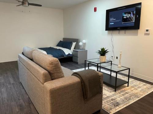 Apt 255 Cozy and Sleek Dwelling Min from Ft Leavenworth