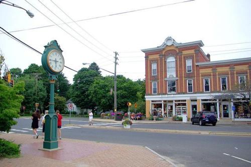 1860's Colonial House Near Downtown and Beaches!