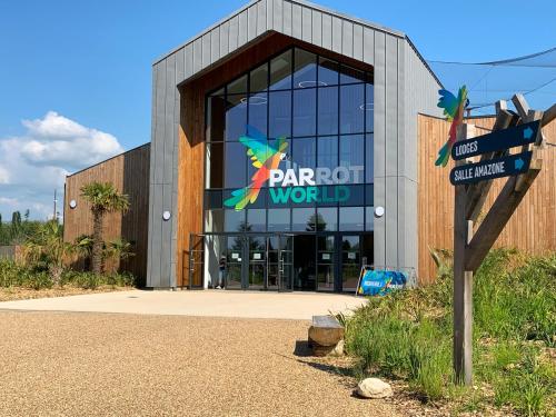 Parrot World - Les Lodges in Crecy-la-Chapelle