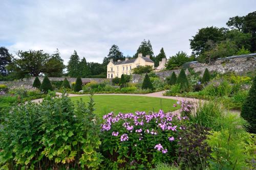 Wildhaven- Idylic rural farmhouse with log burner and countryside views