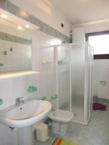 One-Bedroom Apartment image 6
