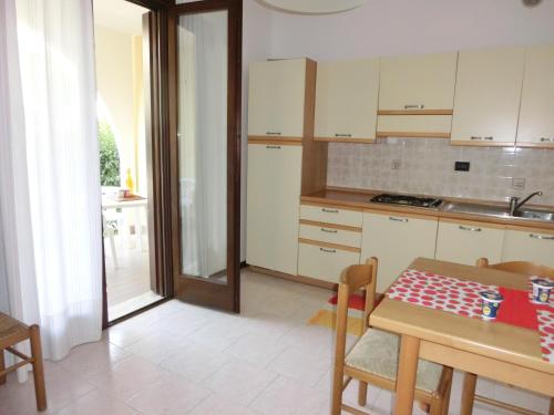 One-Bedroom Apartment image 4
