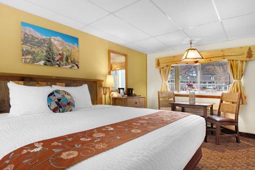 Guestroom, Box Canyon Lodge and Hot Springs in Ouray (CO)