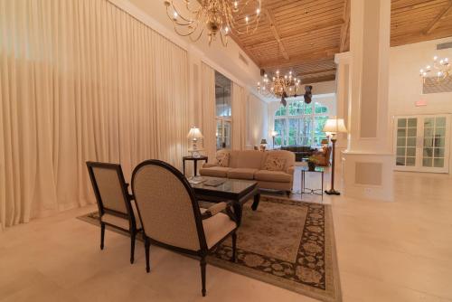 Palm Beach Island Condominiums - 로비