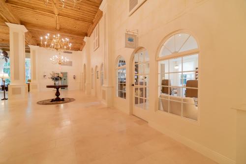 Palm Beach Island Condominiums - 로비