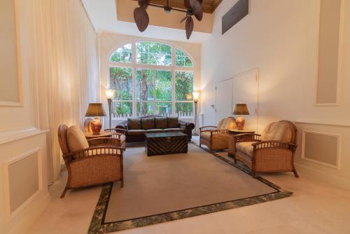 Palm Beach Island Condominiums - 로비