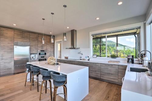 Luxe Asheville Home w/ Stunning Mountain Views! in Marion (NC)