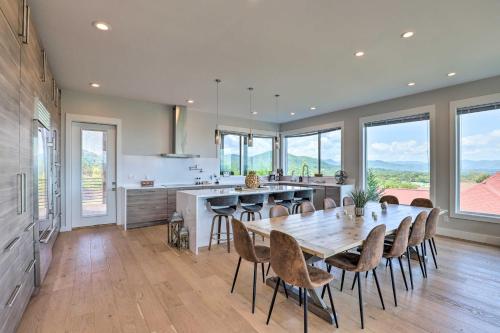 Luxe Asheville Home w/ Stunning Mountain Views! in Marion (NC)