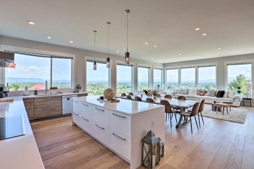 Luxe Asheville Home w/ Stunning Mountain Views! in Marion (NC)