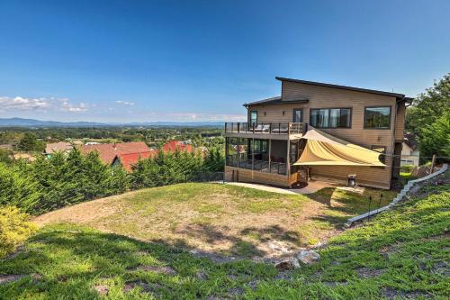 Luxe Asheville Home w/ Stunning Mountain Views! in Marion (NC)