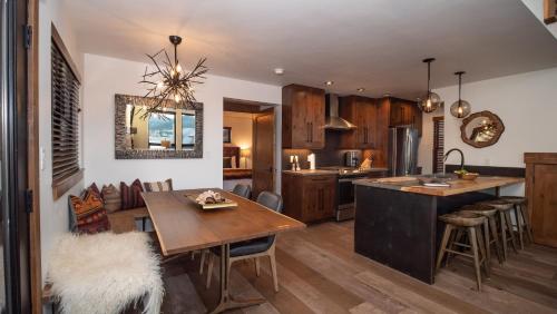 Slice of Heaven just steps from Lake Estes! Indoor Outdoor Fireplace and Jacuzzi thumb 2