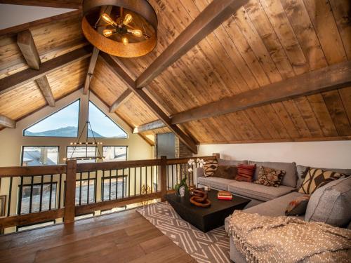 Slice of Heaven just steps from Lake Estes! Indoor Outdoor Fireplace and Jacuzzi thumb 4