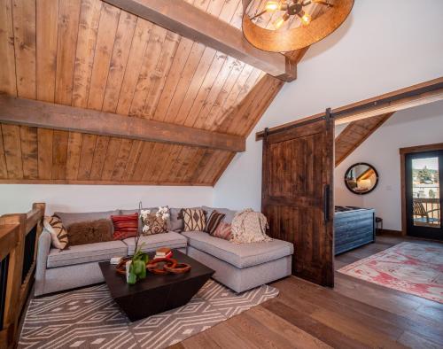 Slice of Heaven just steps from Lake Estes! Indoor Outdoor Fireplace and Jacuzzi detail