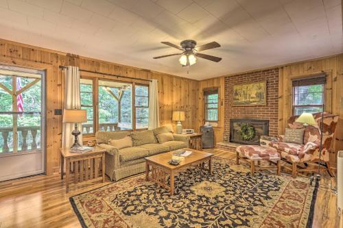 Near Hiking: Roaring Gap Retreat w/ Fire Pit!