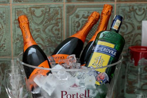 Royal Court Hotel - main image