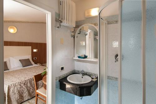 1 king bed, 1 twin bed
