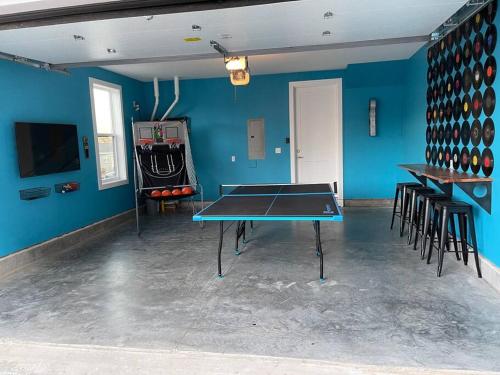 NEW ROOFDECK CITY VIEW with 12 BEDS and KARAOKE GAMEROOM