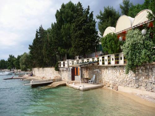  Apartments Margit - by the sea, Pension in Stara Novalja