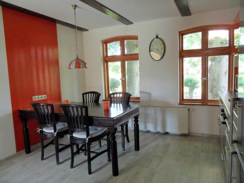 Komfortable Ferienwohnung "Vier Linden", ruhige dörfliche Lage, 20 min zur Küste