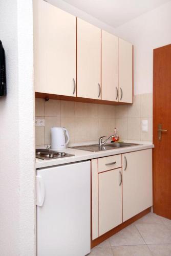 Apartments by the sea Drasnice Makarska - 6697 - image 3