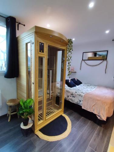 Charmante chambre avec Sauna, douche, WC et extérieur le tout privatif, entrée séparée,Spa et Piscine en été, parking, vue dominante dans les bois chambre d'hôte Hautes-Alpes