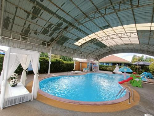Swimming pool, P.Paradise Hotel in Kamphaeng Phet