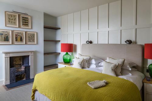 Deluxe King Room image 9