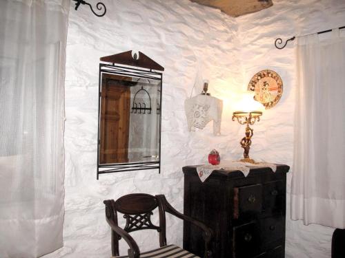 One bedroom house with enclosed garden and wifi at Kastanies 6 km away from the beach