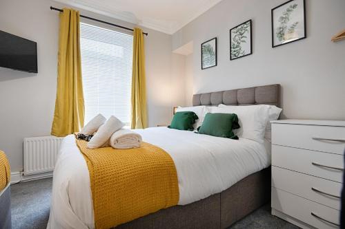 Spacious Home - Parking - Kitchen - Ideal for Work