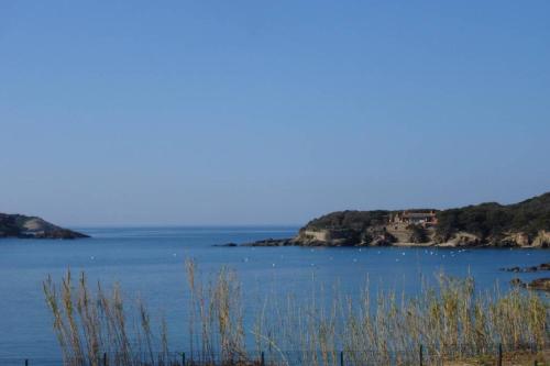 La Tour Fondue Appartement vue mer Grand T2 face a Porquerolles Drap serviette non fournis - La Bergerie