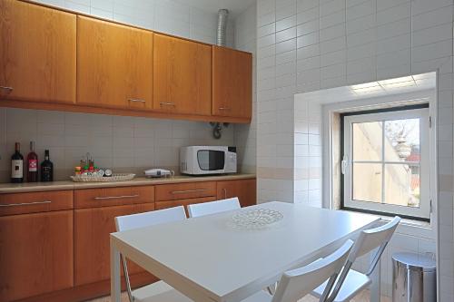AP 1 - Three Bedroom Apartment Trindade Street image 9